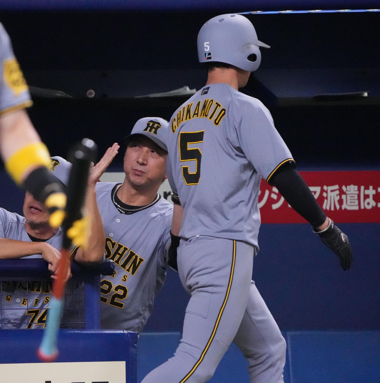 中日対阪神　7回表阪神1死二、三塁、藤川監督（左）は生還した近本を迎える（撮影・森本幸一）