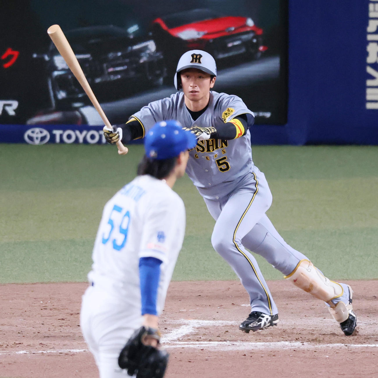 中日対阪神　9回表阪神無死、近本は中越え三塁打を放つ。投手斉藤（撮影・加藤哉）
