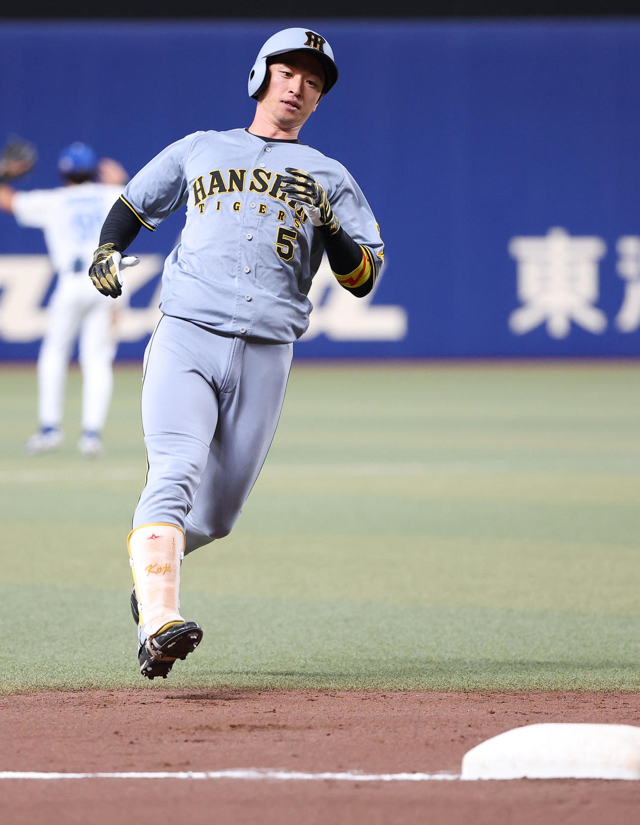 中日対阪神　9回表阪神無死、近本は三塁打を放つ（撮影・上田博志）