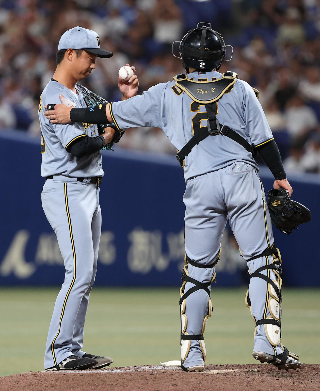 中日対阪神　7回、細川に3点本塁打を浴びた島本（左）は梅野と話をする（撮影・上田博志）