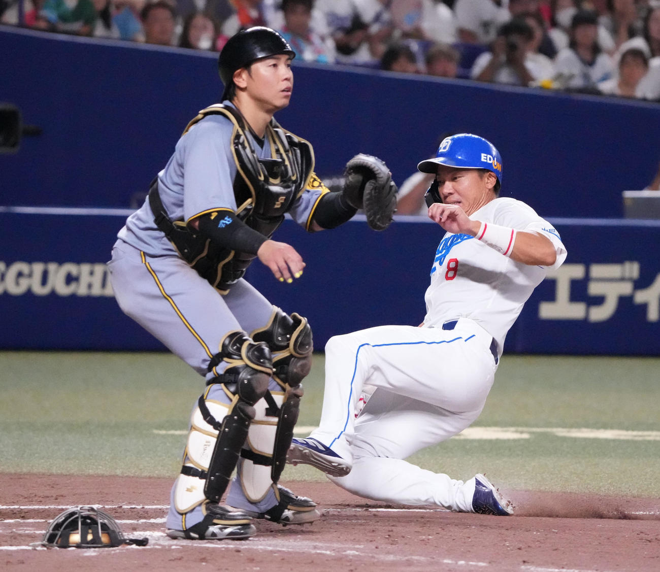 中日対阪神　8回裏中日1死満塁、岡林の右犠飛で生還する大島（右）捕手は梅野（撮影・森本幸一）