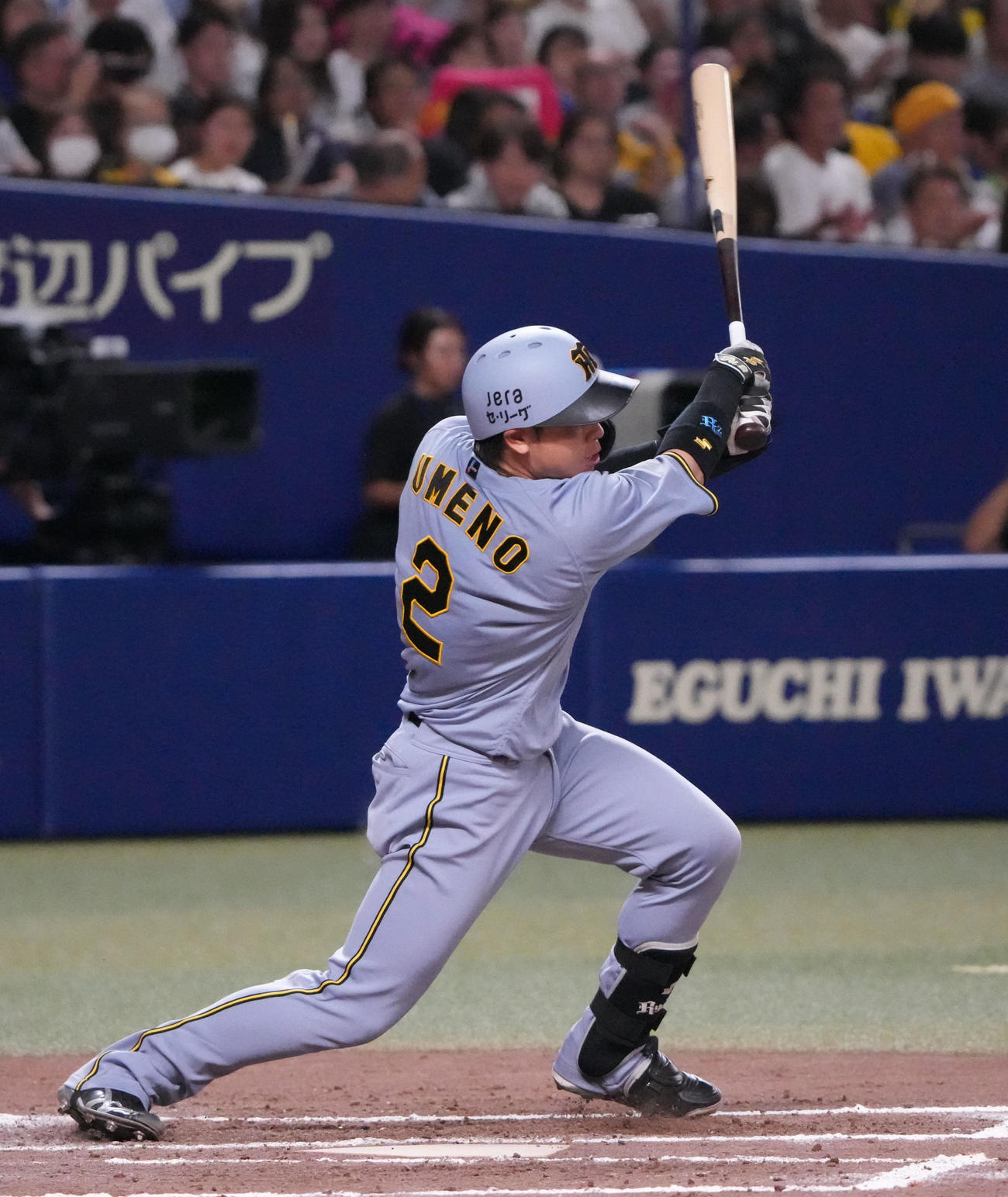 中日対阪神　7回表阪神無死、中前打を放つ梅野（撮影・森本幸一）