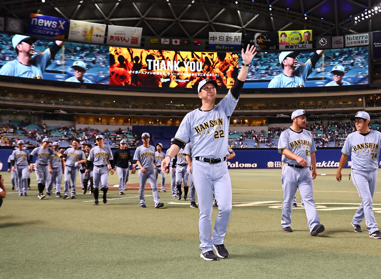中日対阪神　バンテリンドームナゴヤ最終戦を終えた藤川監督とナインはファンに手を振りながらベンチに引き揚げる（撮影・上田博志）