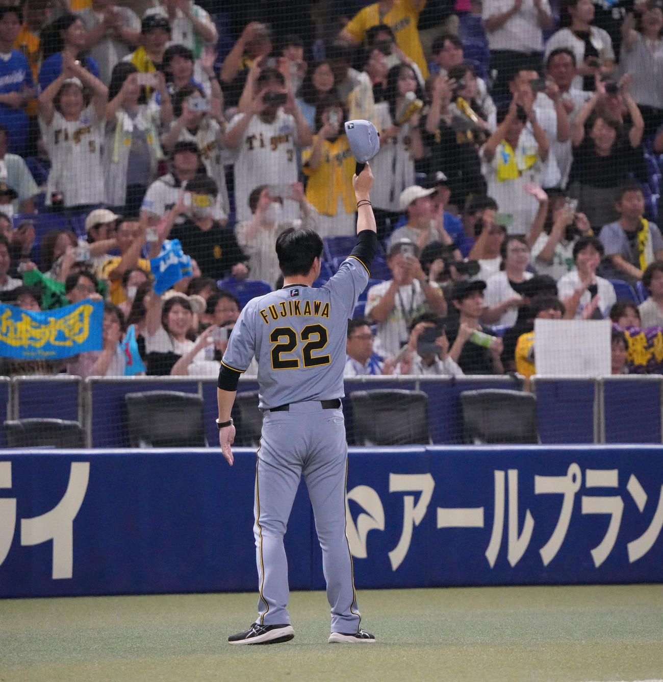 中日対阪神　試合終了、ファンの声援に応える藤川監督（撮影・森本幸一）