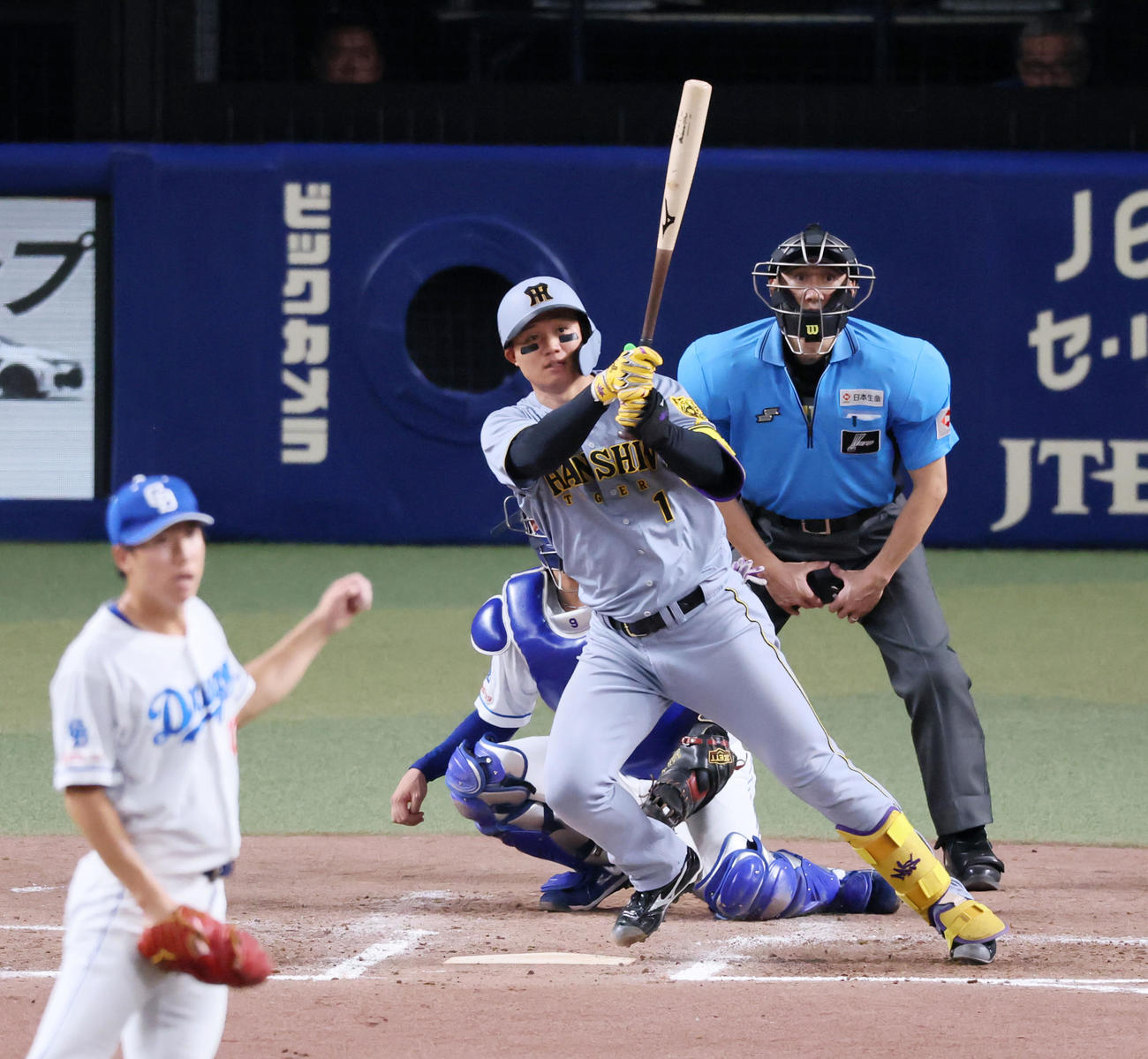 中日対阪神　7回表阪神1死二、三塁、森下は中越え2点適時二塁打を放つ。投手橋本（撮影・加藤哉）