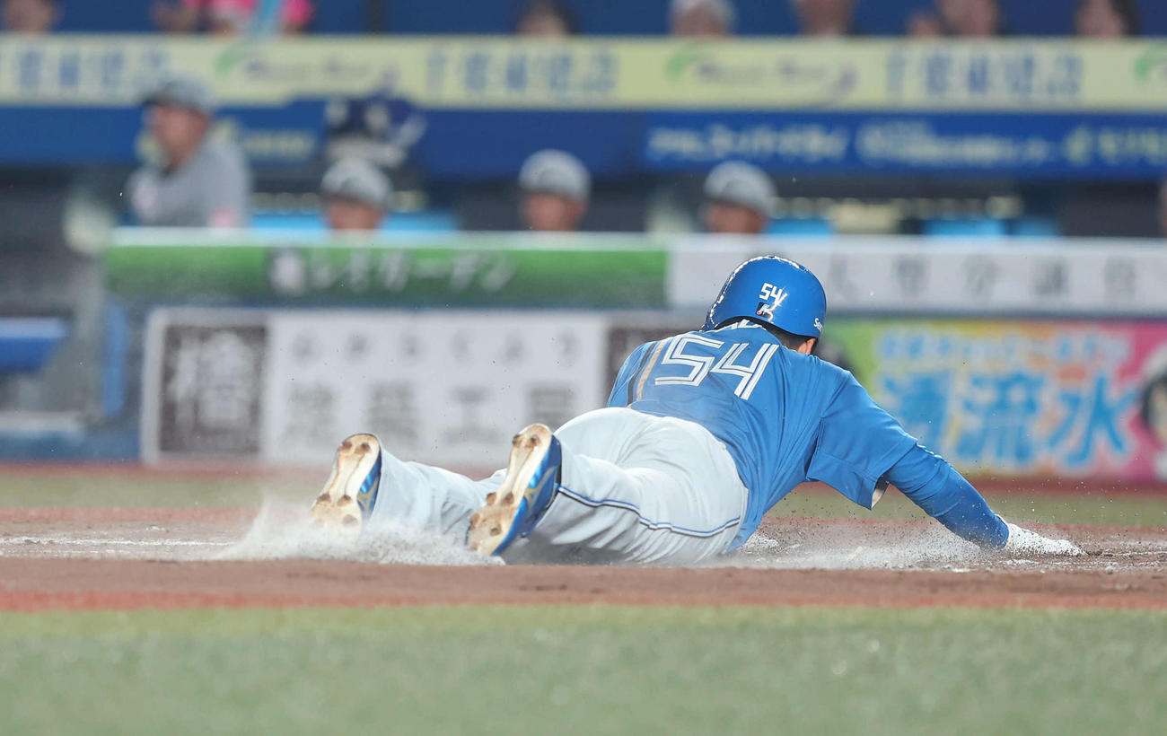 ロッテ対日本ハム　2回表日本ハム1死一塁、清宮幸の適時二塁打で生還する山県（撮影・河田真司）