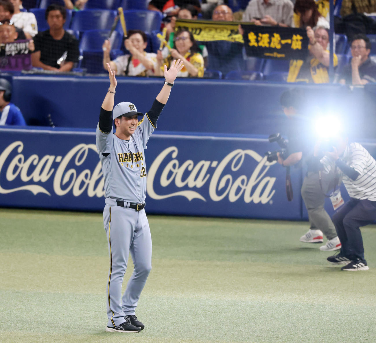 中日対阪神　レギュラーシーズンのバンテリンドームナゴヤ最終戦を勝利し、スタンドからの声援に手を振る阪神藤川監督（撮影・加藤哉）