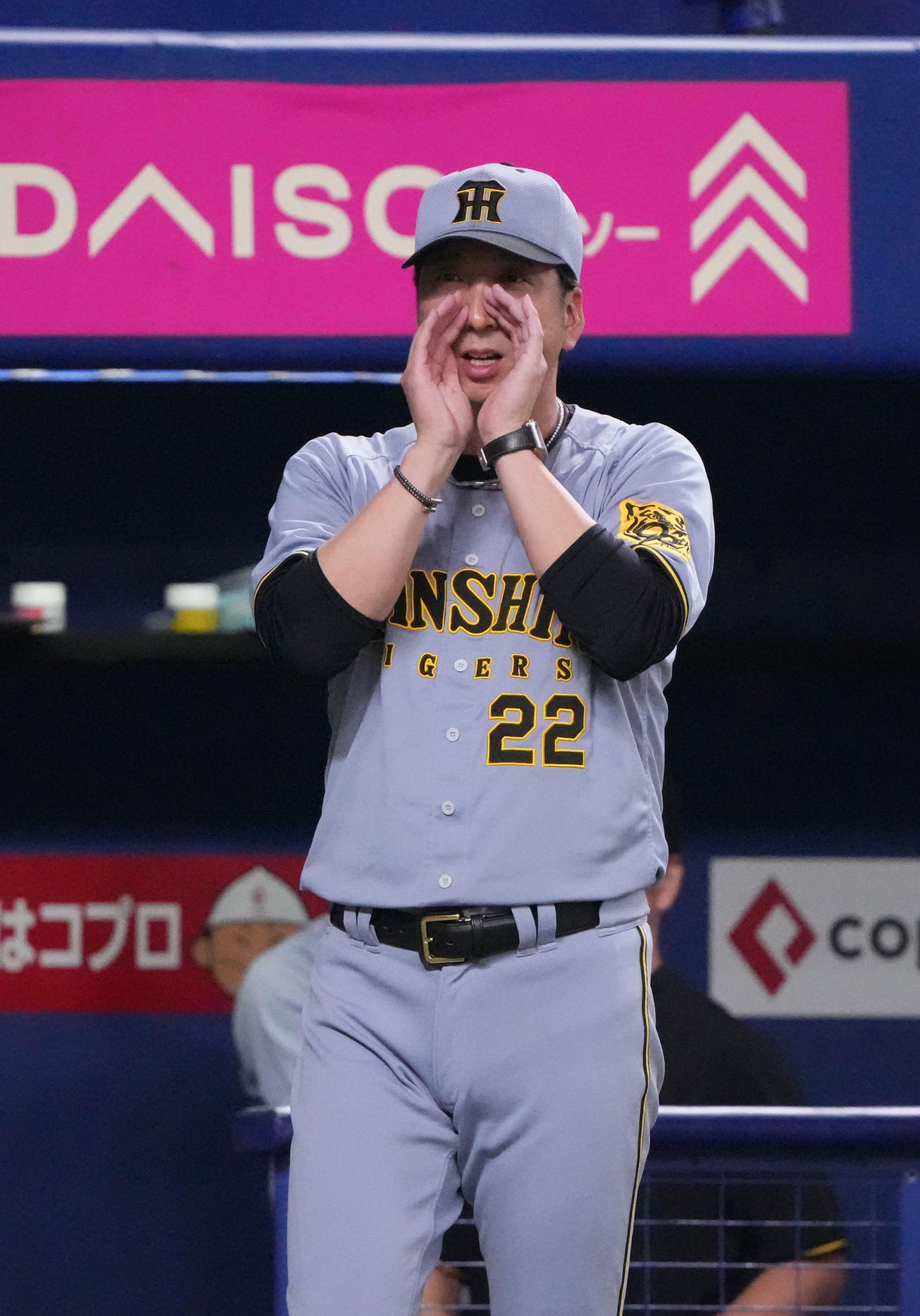中日対阪神　4回表終了、藤川監督は投手交代を告げる（撮影・森本幸一）