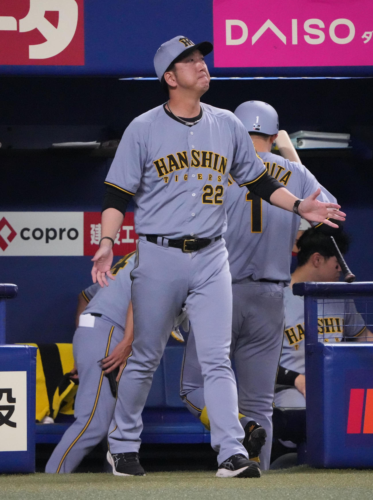 中日対阪神　5回表終了、藤川監督（手前）は投手交代を告げる（撮影・森本幸一）