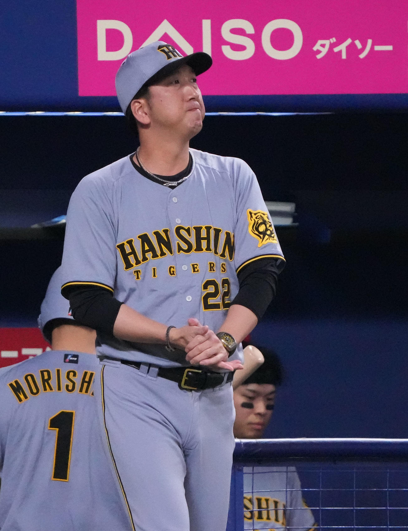 中日対阪神　5回表終了、藤川監督は投手交代を告げる（撮影・森本幸一）