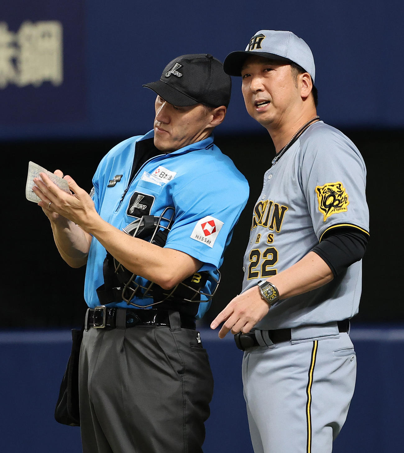 中日対阪神　選手交代を告げる藤川監督（撮影・上田博志）