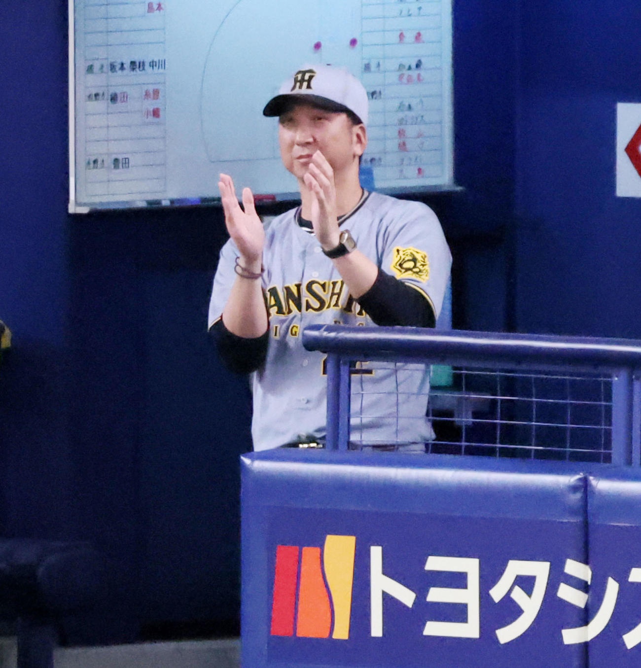 中日対阪神　7回表阪神無死一、二塁、近本の右越え適時二塁打に拍手を送る藤川監督（撮影・加藤哉）