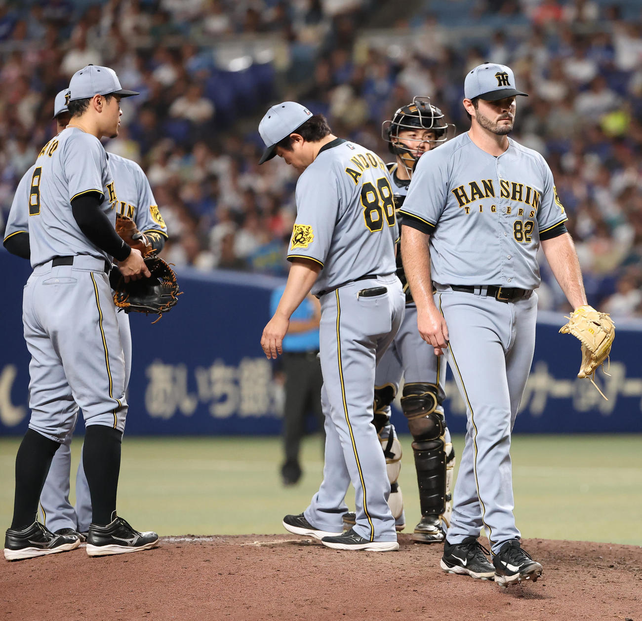中日対阪神　7回途中で降板する阪神4番手のハートウィグ（撮影・上田博志）