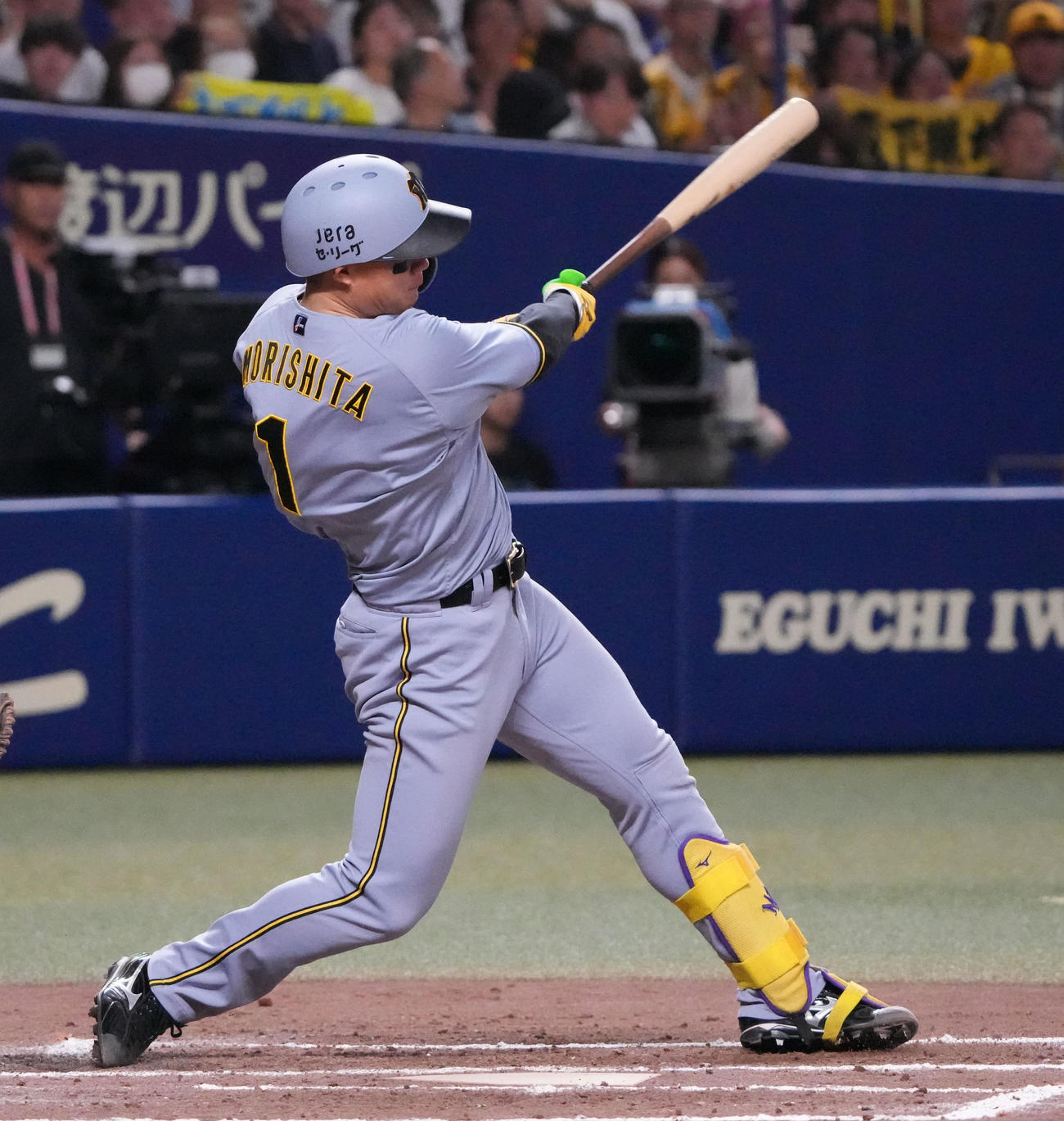 中日対阪神　7回表阪神1死二、三塁、左中間へ2点適時二塁打を放つ森下（撮影・森本幸一）