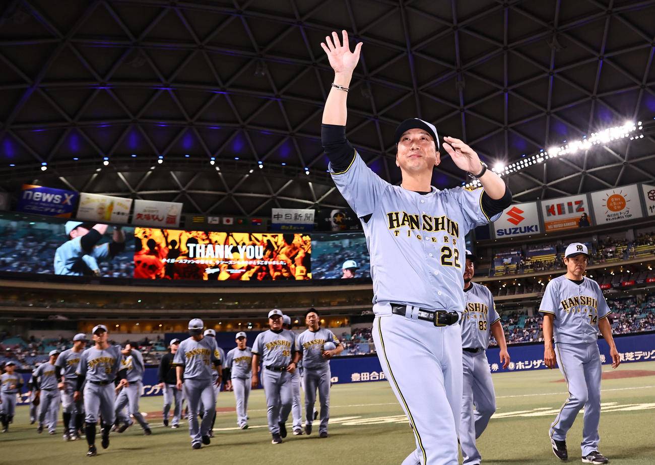 中日対阪神　バンテリンドームナゴヤ最終戦を終えた藤川監督とナインはファンに手を振りながらベンチに引き揚げる（撮影・上田博志）