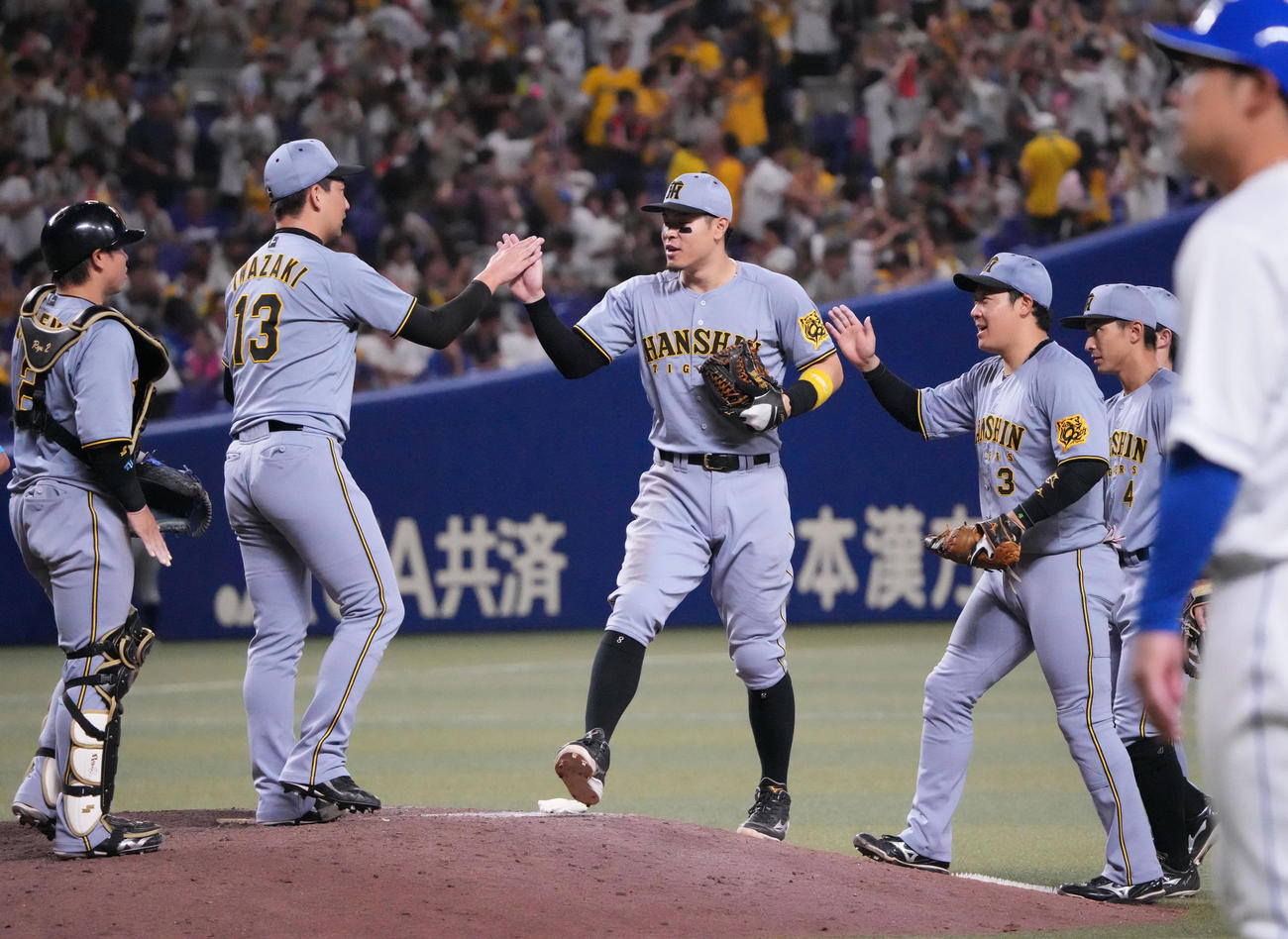 中日対阪神　試合終了、勝利に喜ぶ阪神ナイン（撮影・森本幸一）