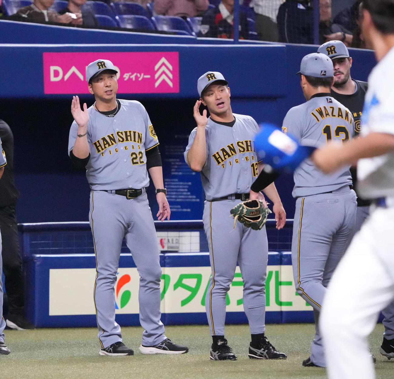中日対阪神　試合終了、中日勝利し藤川監督（左）はナインを迎える（撮影・森本幸一）