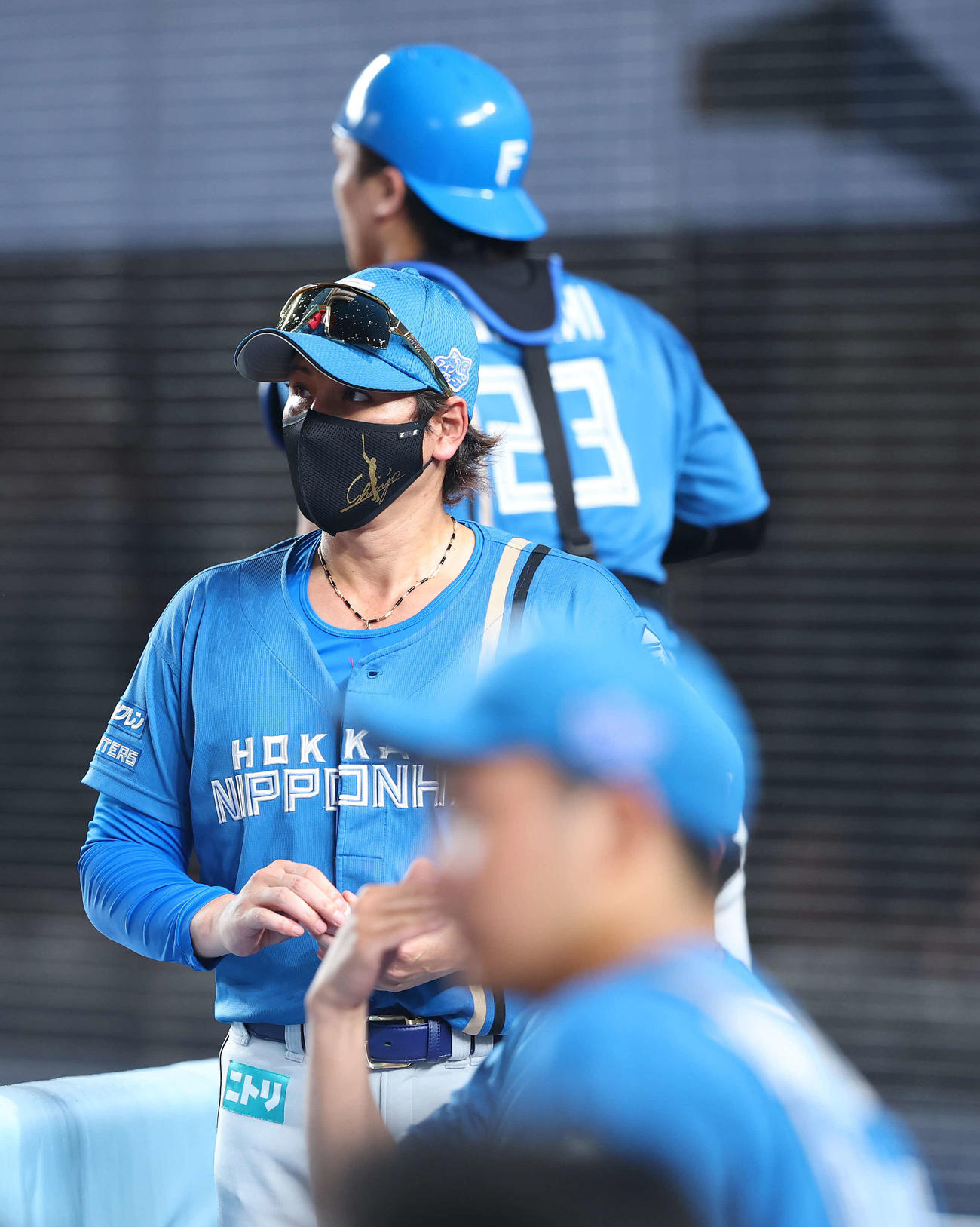 ロッテ対日本ハム　　7回表を終え選手交代を告げる新庄監督（撮影・河田真司）