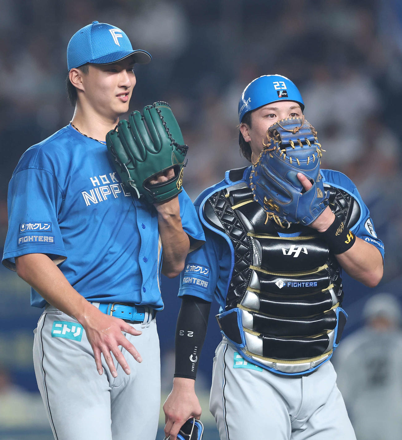 ロッテ対日本ハム　2回裏を抑え、言葉を交わしながらベンチに戻る達（左）と伏見（撮影・河田真司）