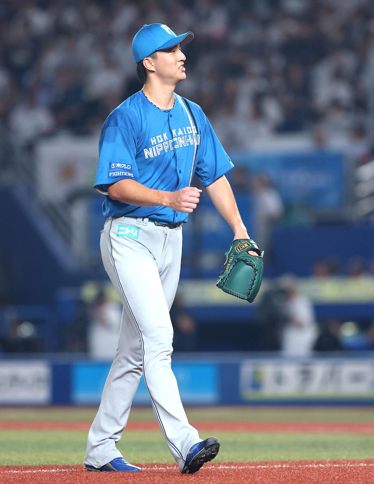 ロッテ対日本ハム　2回裏を抑える達（撮影・河田真司）