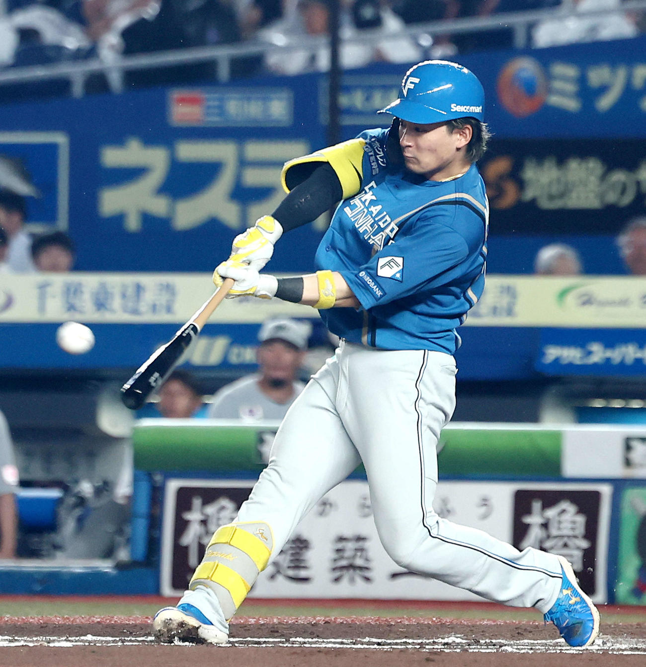 ロッテ対日本ハム　7回表日本ハム無死、右中間ソロ本塁打を放つ水野（撮影・河田真司）