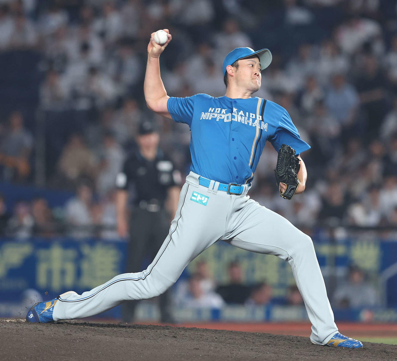 ロッテ対日本ハム　7回裏、2番手で登板する斎藤（撮影・河田真司）