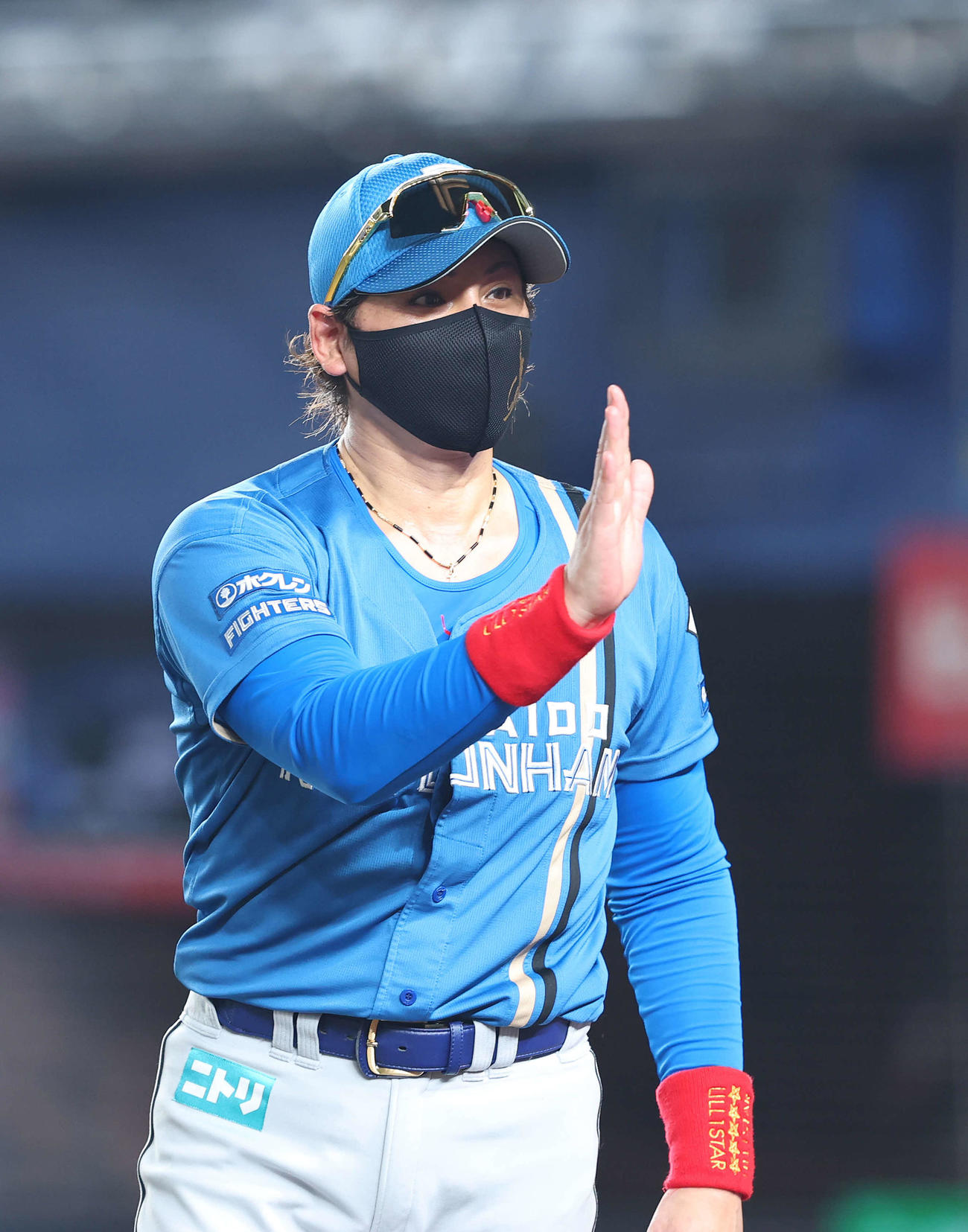 ロッテ対日本ハム　ロッテに勝利し、タッチを交わす新庄監督（撮影・河田真司）