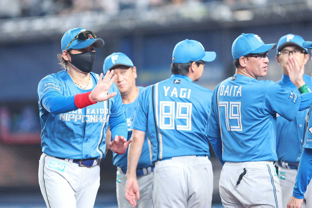 ロッテ対日本ハム　ロッテに勝利し、タッチを交わす新庄監督（左）（撮影・河田真司）