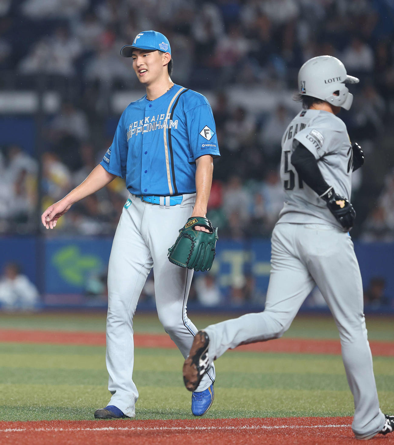 ロッテ対日本ハム　6回裏ロッテ2死一、二塁、安田を中飛にお抑える達（撮影・河田真司）