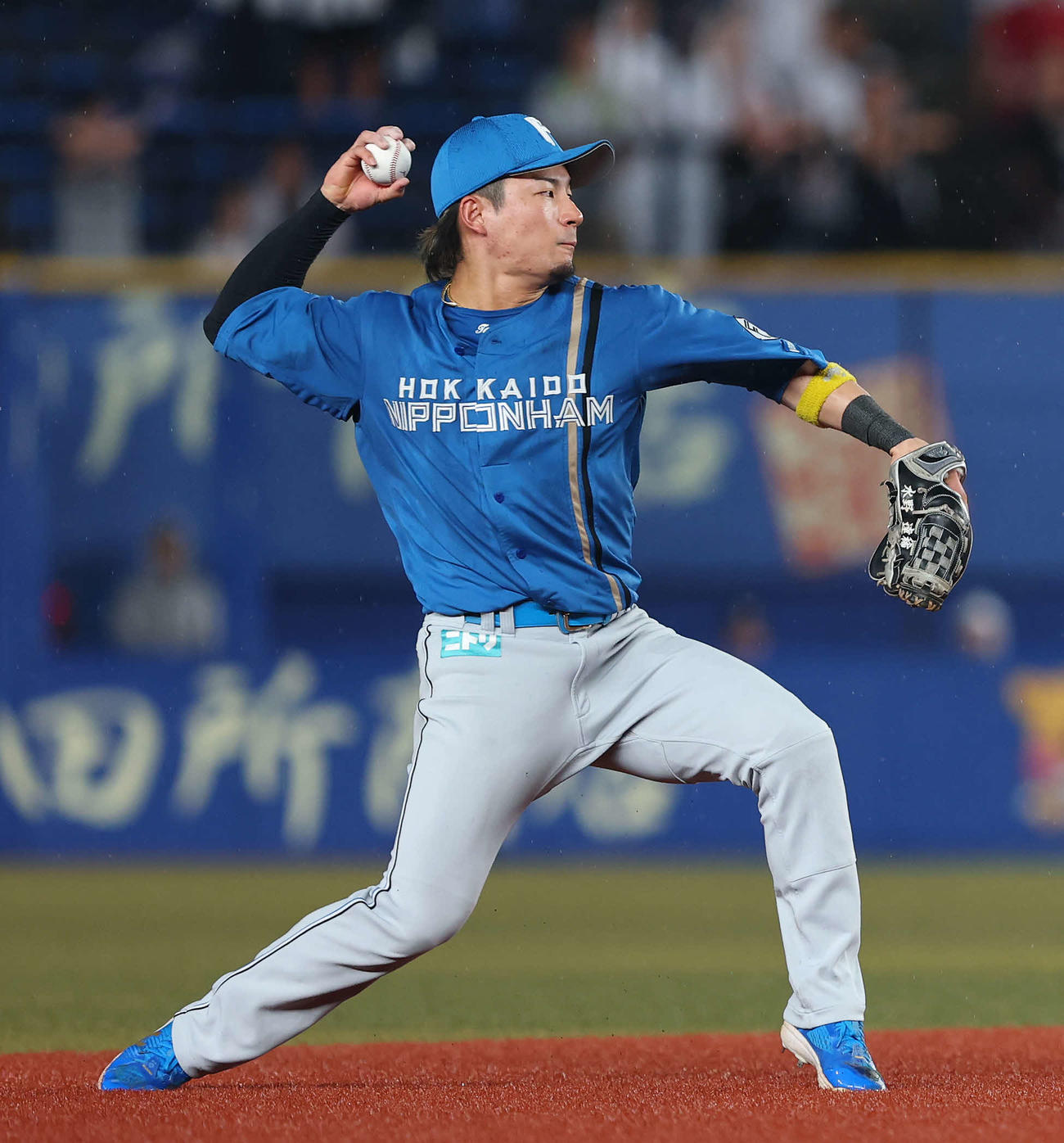 ロッテ対日本ハム　5回裏ロッテ無死、高部の打球を一塁に送球する水野（撮影・河田真司）