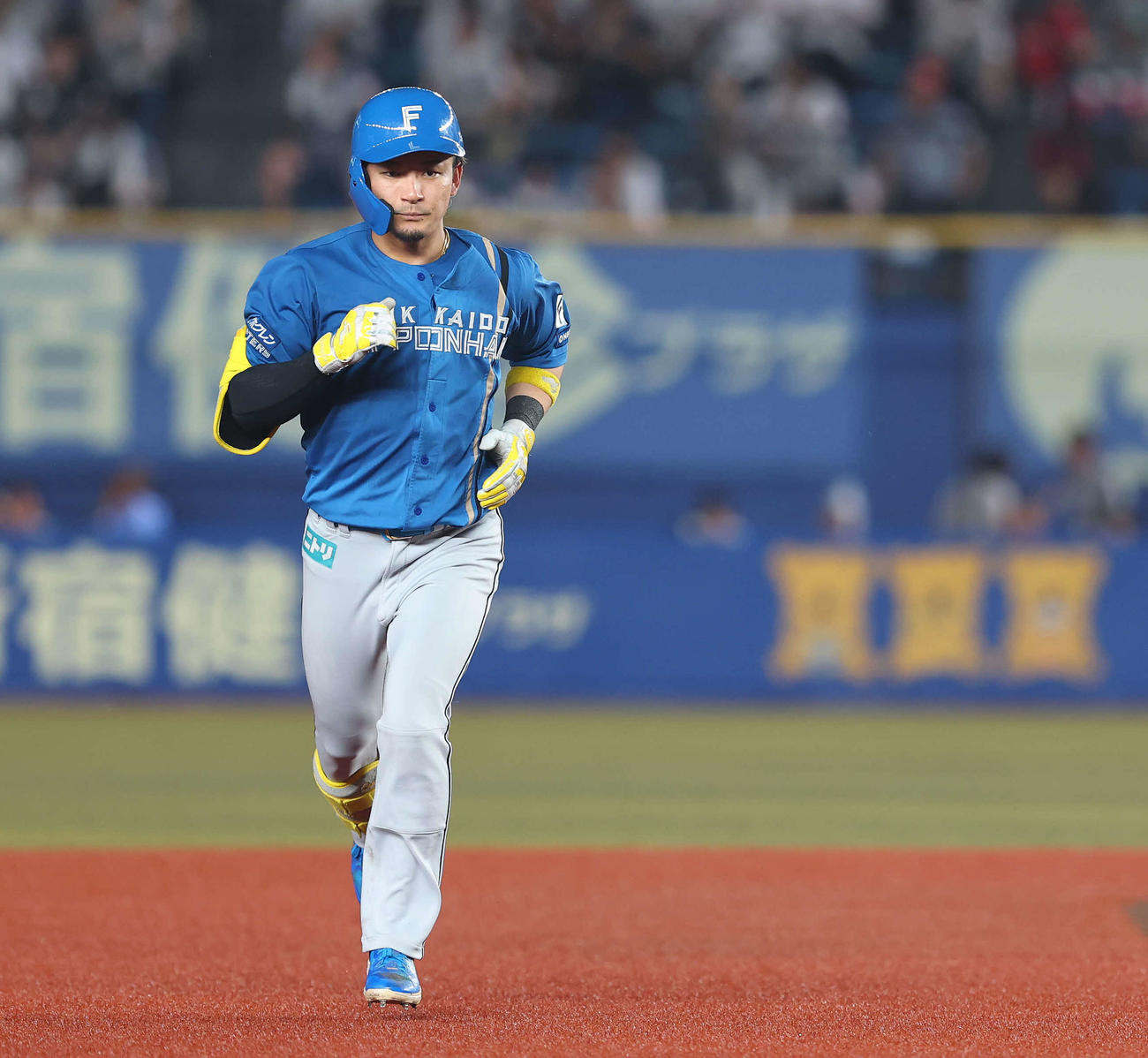 ロッテ対日本ハム　7回表日本ハム無死、右中間ソロ本塁打を放ちダイヤモンドを回る水野（撮影・河田真司）
