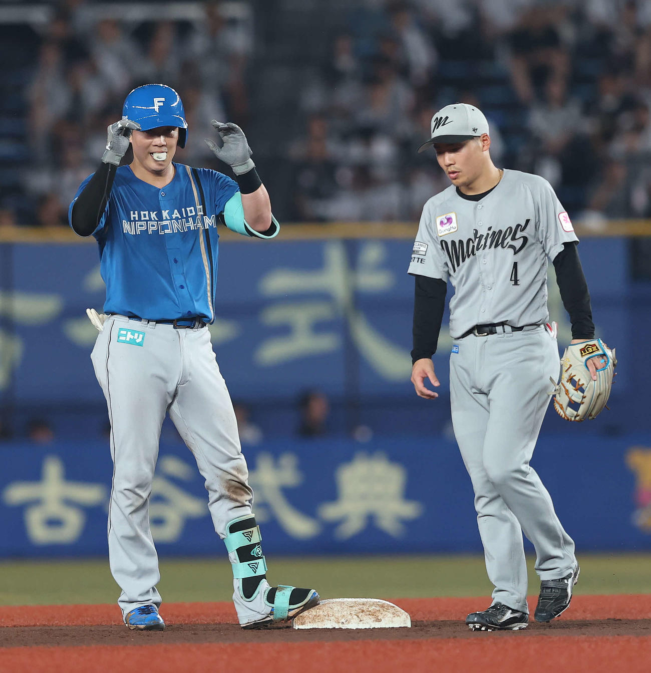 ロッテ対日本ハム　8回表日本ハム2死一塁、右翼線に適時二塁打を放ち出塁する伏見（撮影・河田真司）