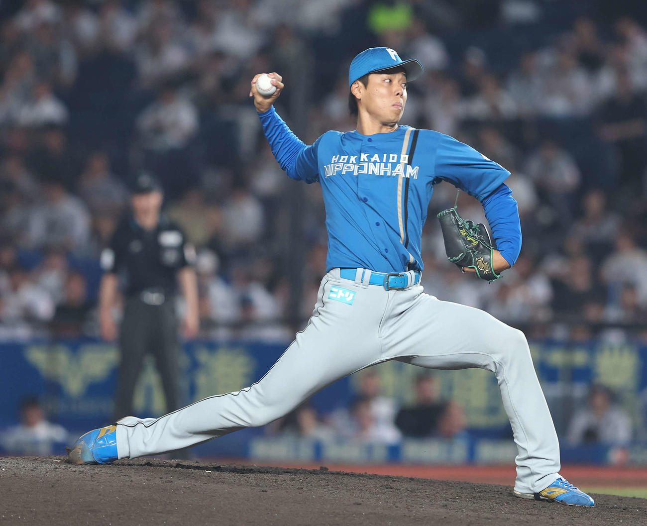 ロッテ対日本ハム　8回裏、3番手で登板する杉浦（撮影・河田真司）