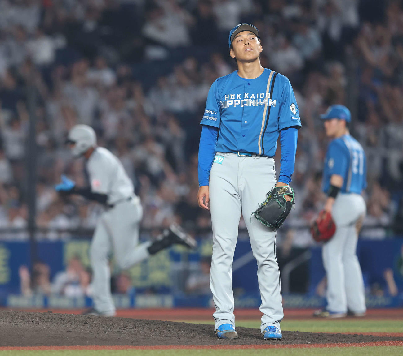 ロッテ対日本ハム　8回裏ロッテ無死一塁、アセベドに左越え2点本塁打を浴びる杉浦（撮影・河田真司）