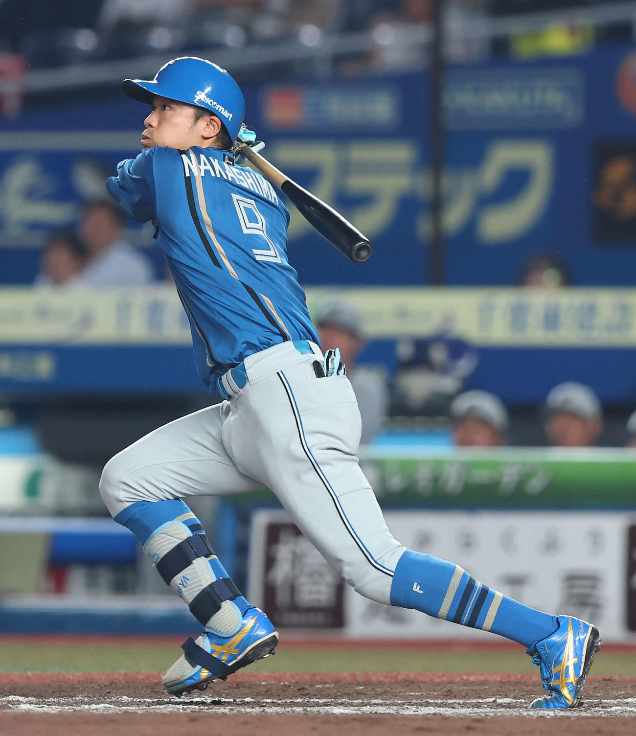 ロッテ対日本ハム　9回表日本ハム1死一塁、中前打を放つ中島（撮影・河田真司）