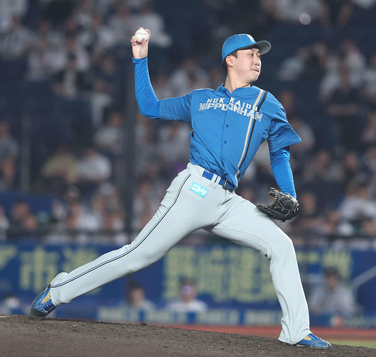 ロッテ対日本ハム　9回裏、4番手で登板する柳川（撮影・河田真司）