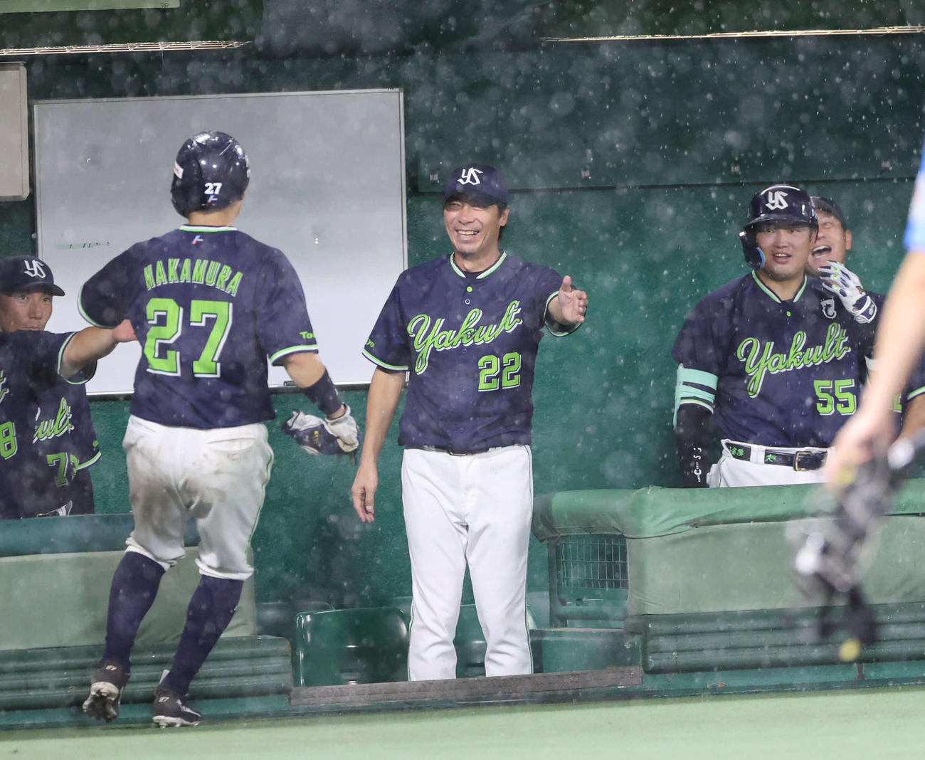 巨人対ヤクルト　4回表ヤクルト1死満塁、長岡の適時二塁打で生還した中村をベンチで迎える高津監督と村上（撮影・西尾就之）