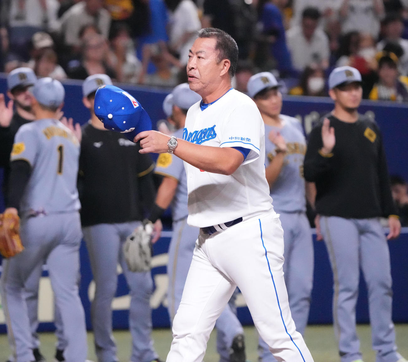 中日対阪神　試合終了、井上監督（手前）はスタンドの観客にあいさつをする（撮影・森本幸一）