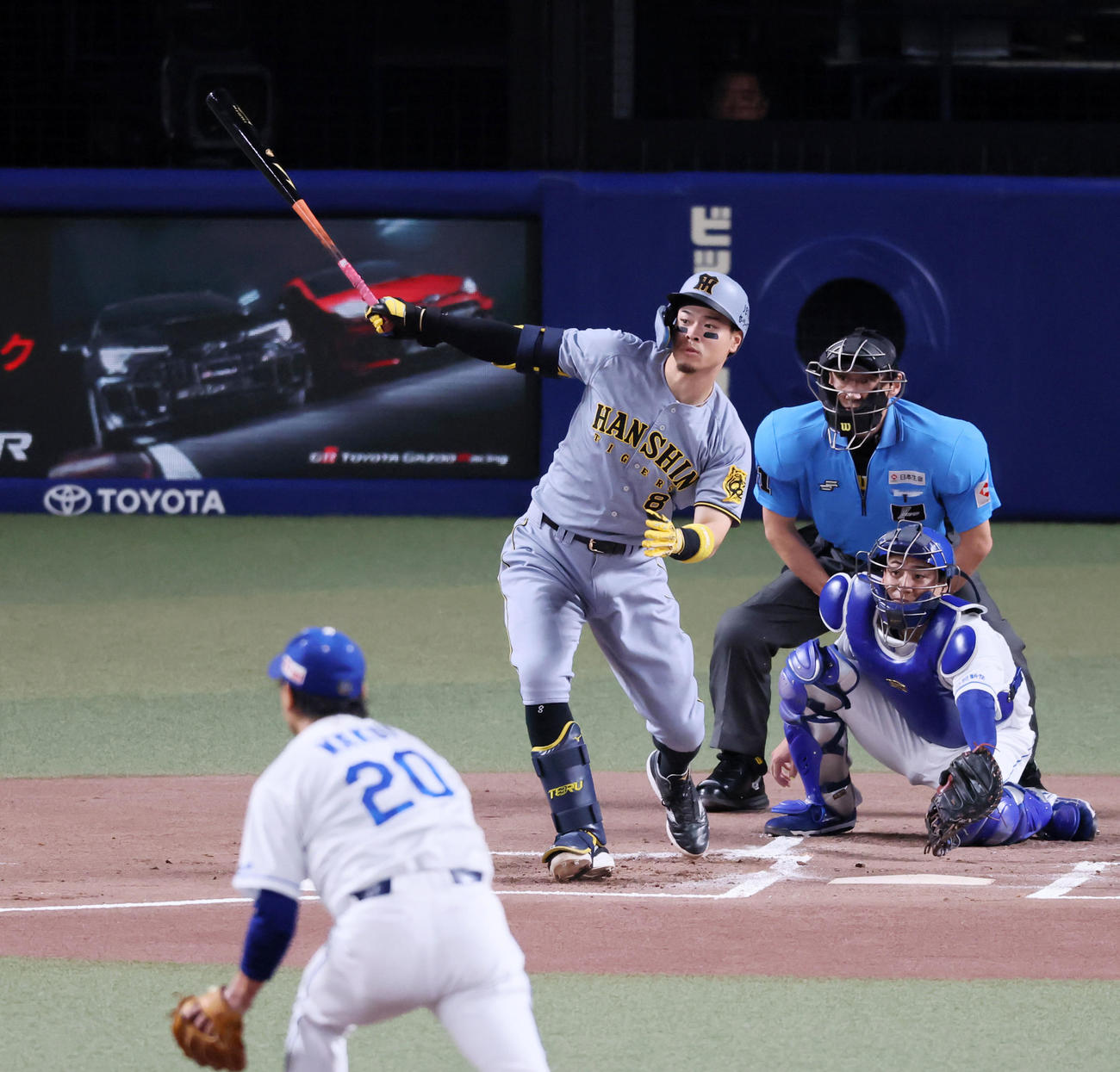 中日対阪神　1回表阪神2死一塁、佐藤輝は右越え2点本塁打を放つ。投手涌井（撮影・加藤哉）