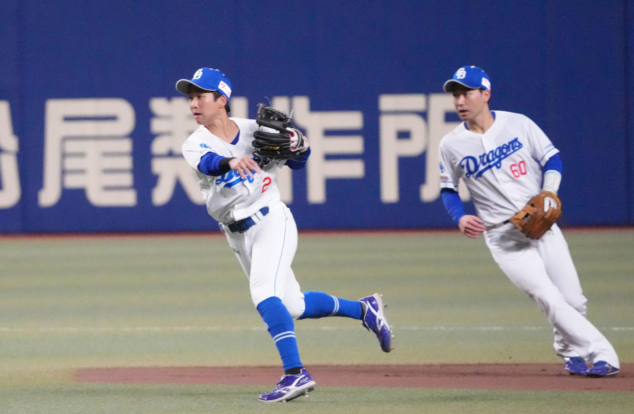 中日対阪神　4回表阪神1死一、三塁、田中（左）は本塁へ送球する（撮影・森本幸一）
