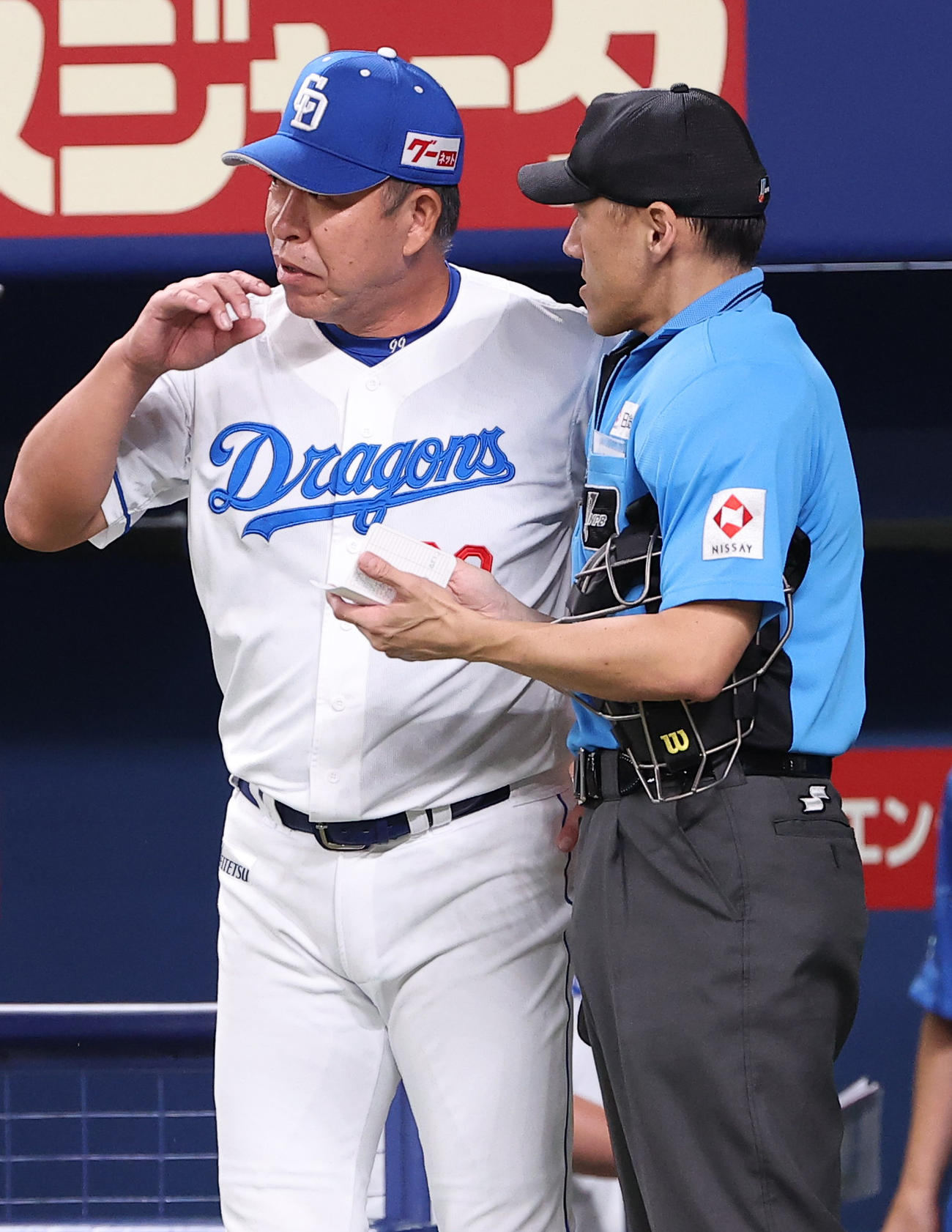 中日対阪神　選手交代を告げる井上監督（撮影・上田博志）