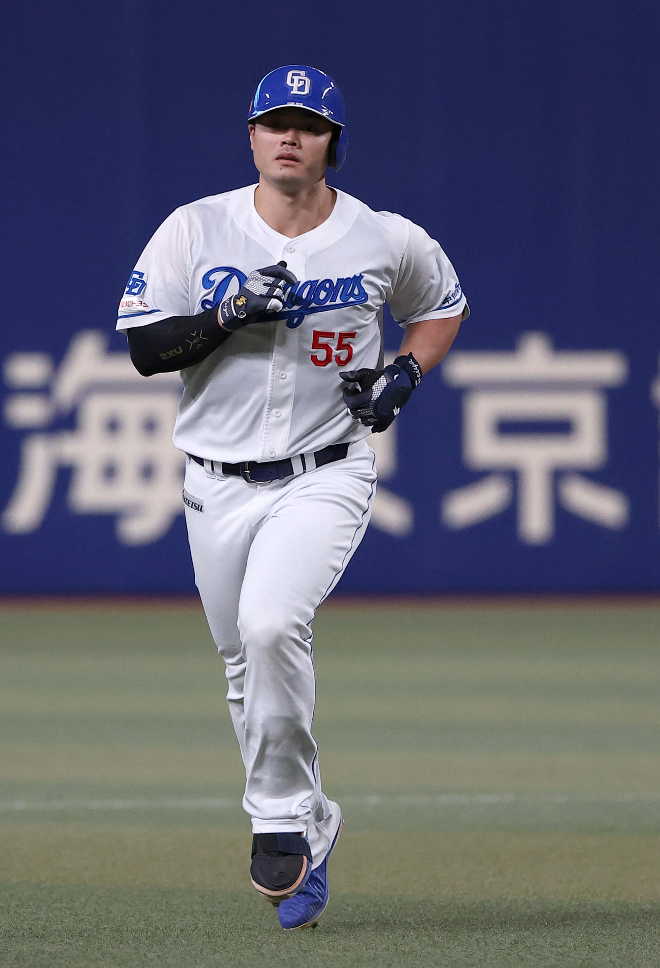 中日対阪神　7回裏中日2死二、三塁、細川は3点本塁打を放つ（撮影・上田博志）