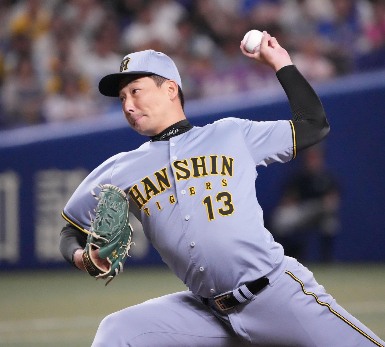 中日対阪神　8回裏、阪神3番手で登板する岩崎（撮影・森本幸一）