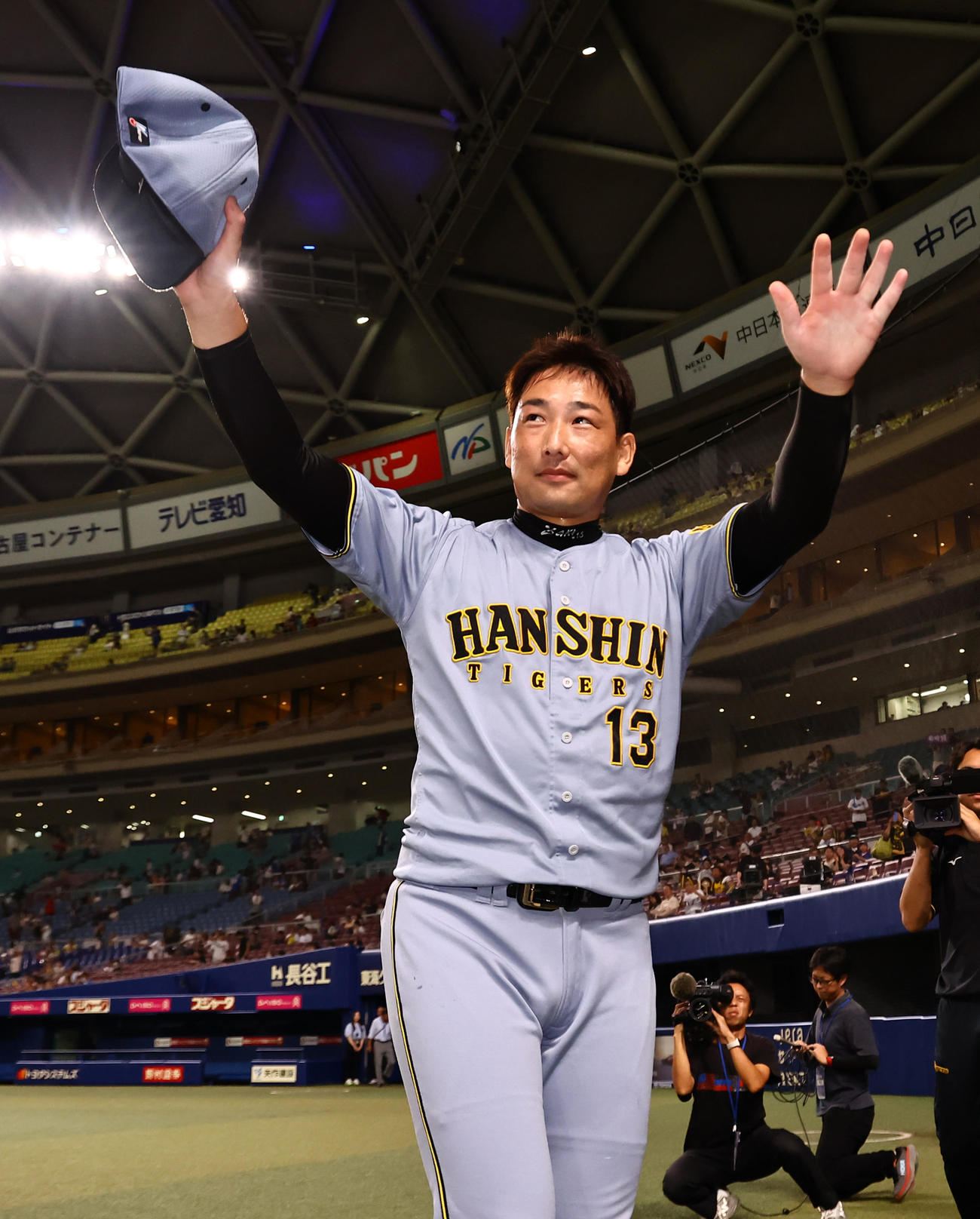 中日対阪神　30セーブを挙げた岩崎はファンの歓声に応える（撮影・上田博志）