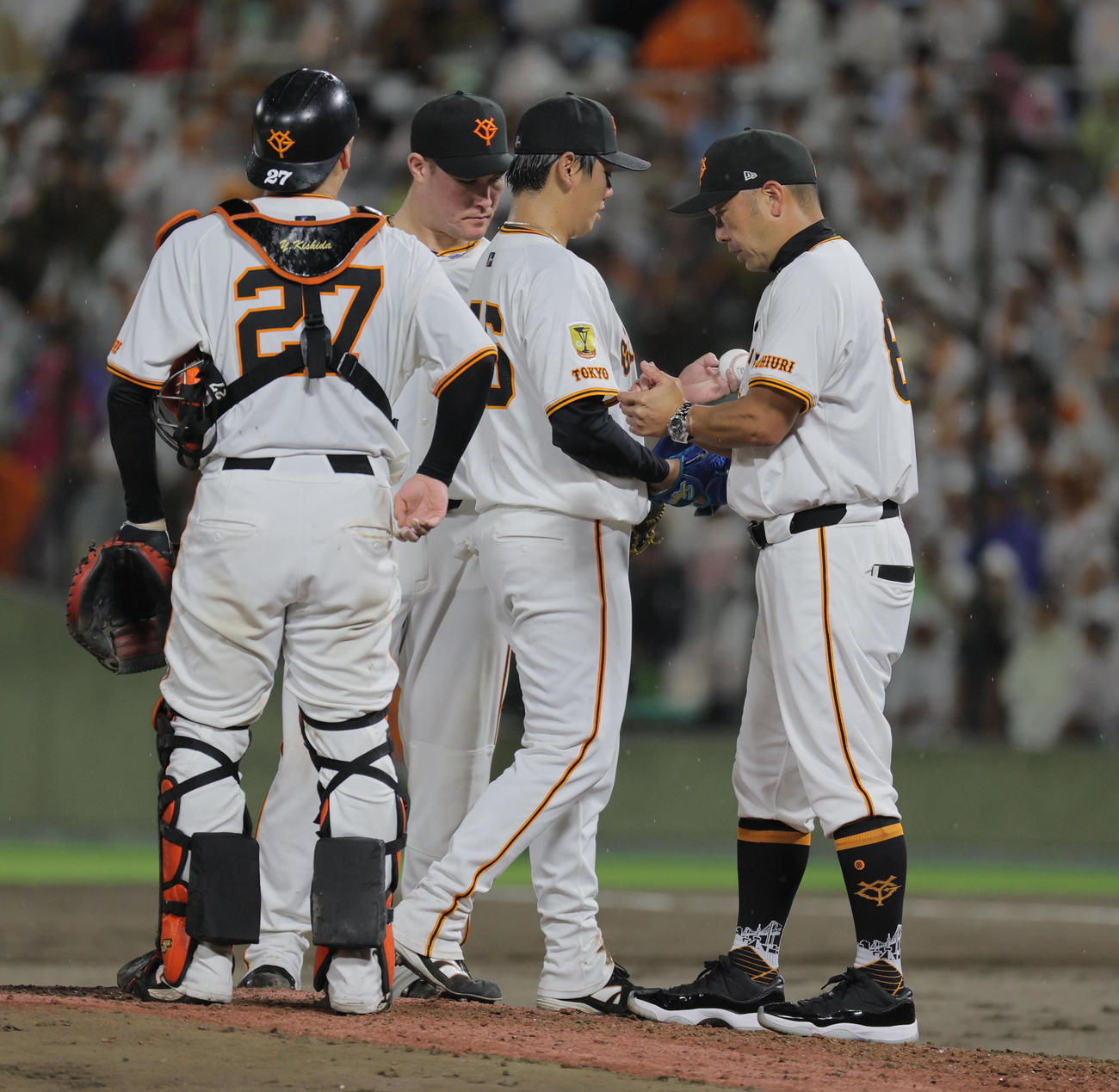 巨人対ヤクルト　4回表ヤクルト1死満塁、阿部監督（右）は又木（中央）に交代を告げる（撮影・宮崎幸一）