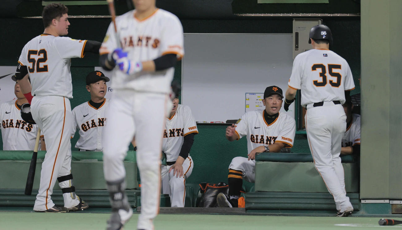 25年9月4日　巨人対ヤクルト　1回裏巨人2死一、三塁、阿部監督は岸田の適時打で生還した泉口を迎える（撮影・宮崎幸一）