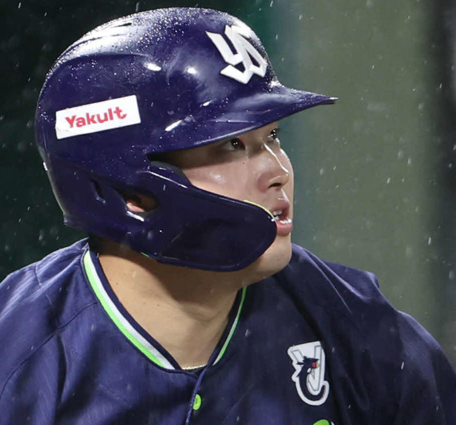 巨人対ヤクルト　4回表ヤクルト1死満塁、村上は右越えに満塁本塁打を放った（撮影・西尾就之）