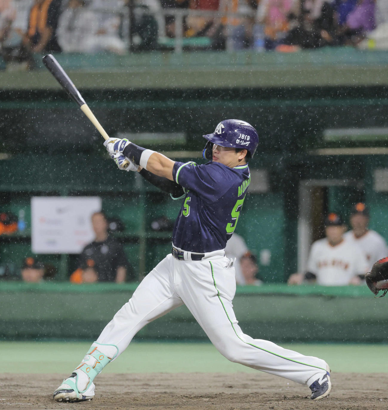 巨人対ヤクルト　4回表ヤクルト1死満塁、村上は右越え満塁本塁打を放つ（撮影・宮崎幸一）