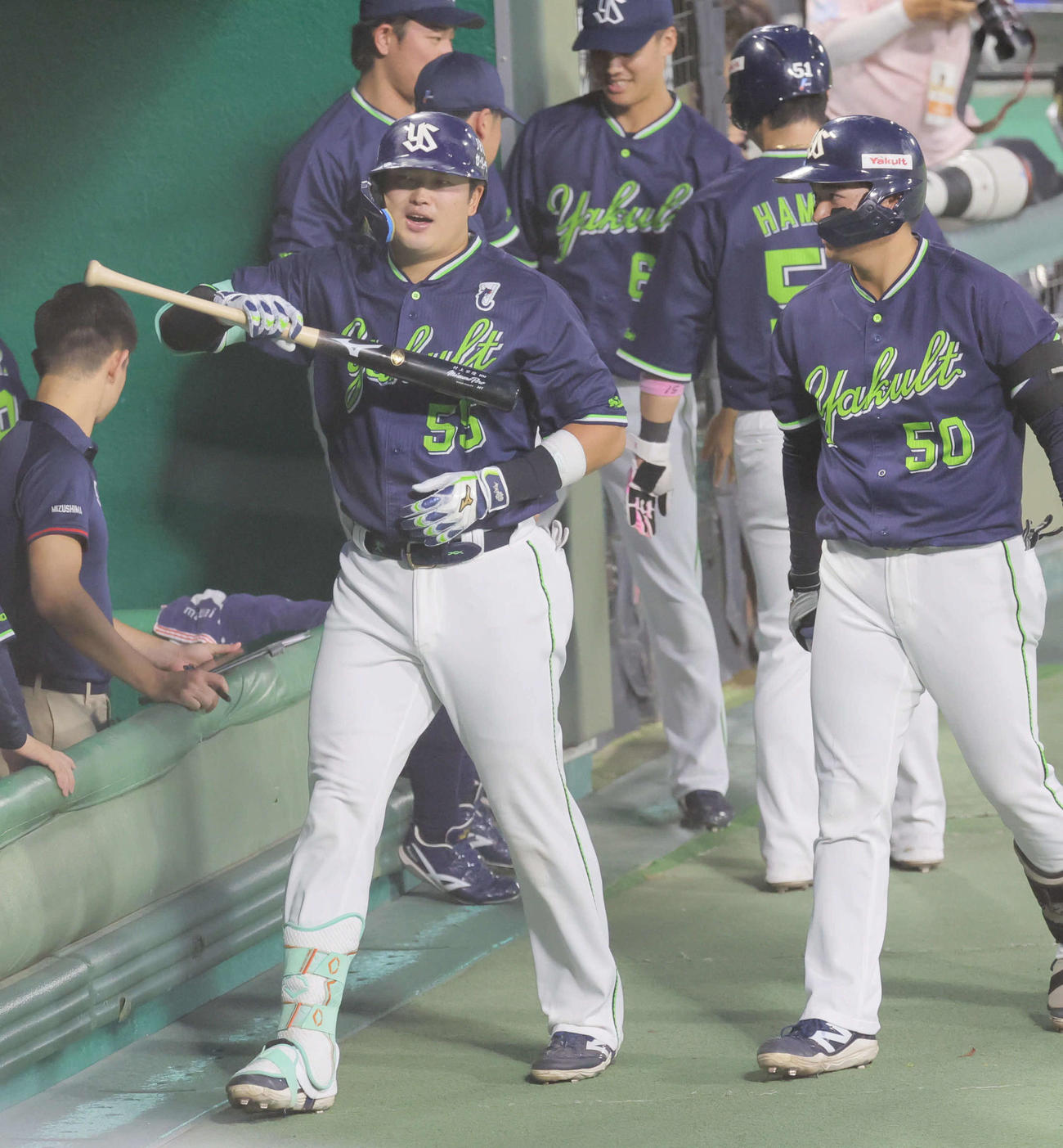 巨人対ヤクルト　1回表ヤクルト2死三塁、村上は左中間に先制2点本塁打を放つ（撮影・宮崎幸一）