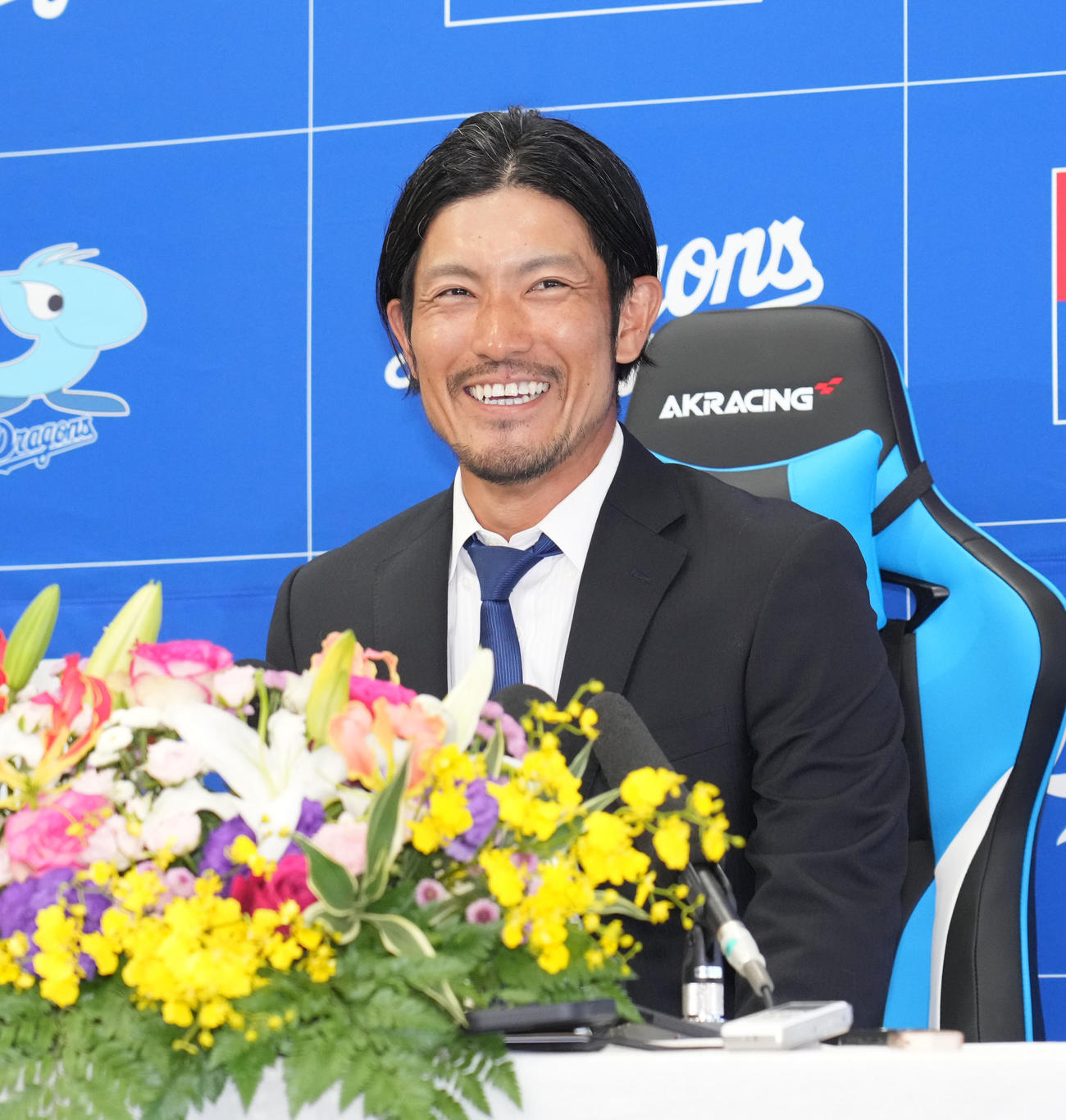 会見の合間に明るい表情を見せる祖父江（撮影・森本幸一）